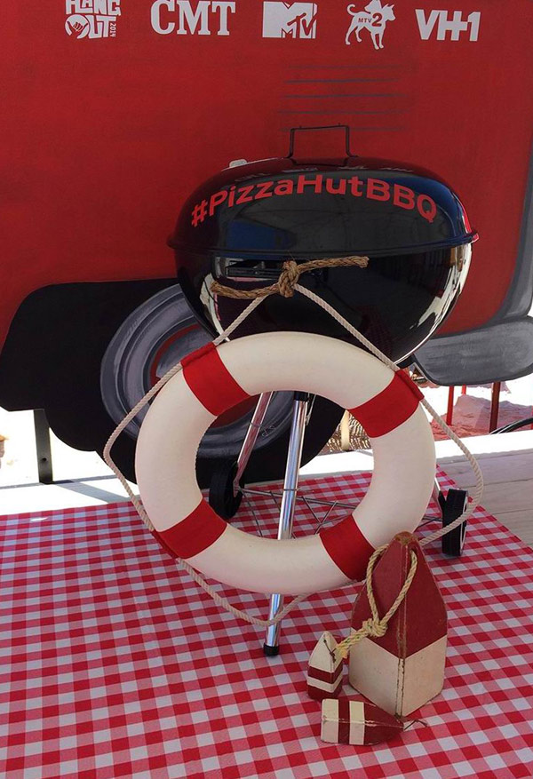 Pizza Hut & T.M.O. join forces for a hang-out party on the beach in Alabama